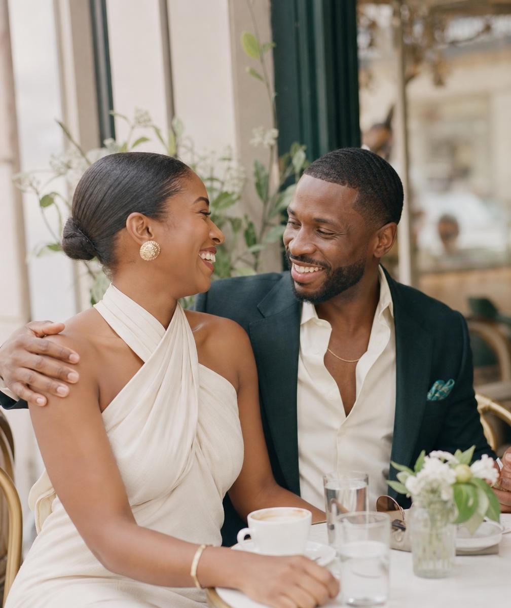 Yon bèl koup bò yon gwo fenèt nan yon salon klere